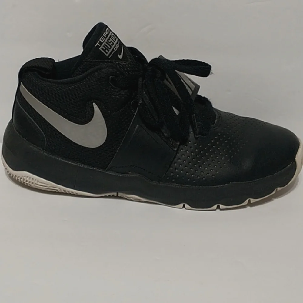 Nike Team Hustle D8 /Youth Basketball Shoes /Sneakers Black 881941-001
